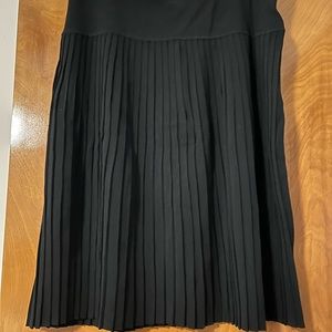 Black elastic pleated skirt
